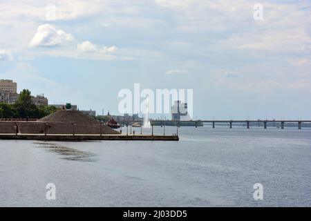 Clima colorato sulla città di Dnipro, Ucraina. Immobili insoliti, splendidi edifici colorati a più piani, architettura piacevole, alberi verdi. Foto Stock