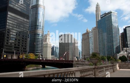 Chicago River e i grattacieli circostanti, Chicago, Illinois, USA. Chicago è famosa per la sua architettura. Ci sono molti interessanti e innvoati Foto Stock