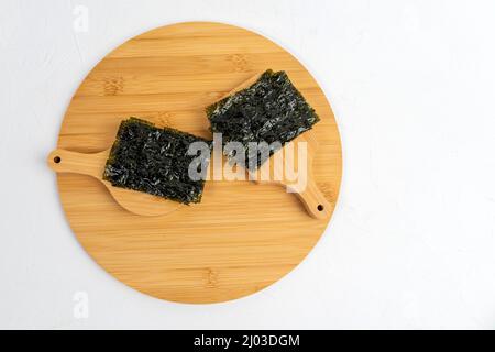 Foglie di Nori. Alghe secche croccanti. Cucina tradizionale giapponese Foto Stock