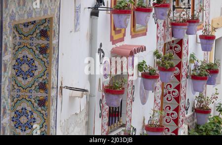 Santa Cruz è il quartiere più antico di Alicante, sulle pendici del Monte Benacantil e presenta strette stradine acciottolate Foto Stock