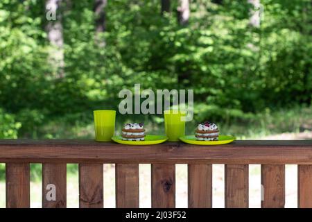 Una torta o torta al miele si trova su un tavolo di legno con un copyspace Foto Stock