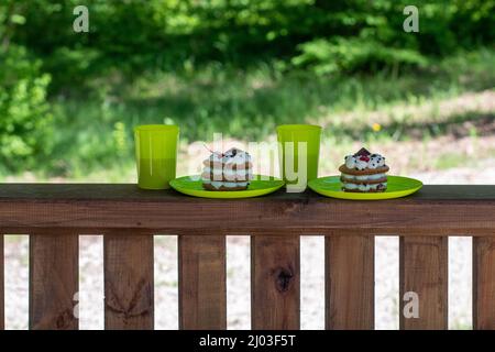 Una torta o torta al miele si trova su un tavolo di legno con un copyspace Foto Stock