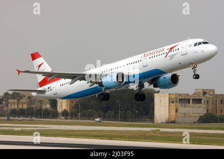 Austrian Airlines (Tyrolean Airbus) Airbus A321-111 [OE-LBB] prendere la pista 31. Foto Stock