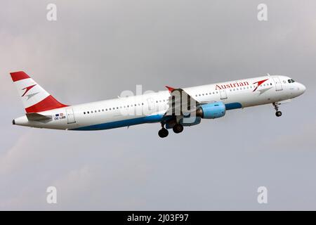 Austrian Airlines (Tyrolean Airbus) Airbus A321-111 [OE-LBB] prendere la pista 31. Foto Stock