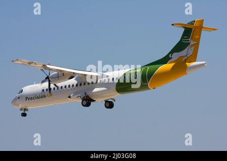 Aria di precisione ATR ATR-72-500 (ATR-72-212A) (REG: 5H-PWD) sulle finali corte per pista 32. Foto Stock