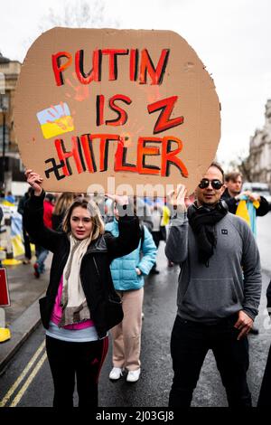 Un cartello di protesta durante le proteste a Downing Street a sostegno dell'Ucraina in seguito all'invasione russa, marzo 2022 Foto Stock