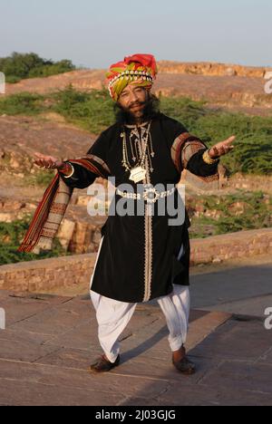 Jodhpur; Rajasthan; India; Asia; Oct, 07, 2006 - Rajasthani rajput uomo ballerini popolari in abito tradizionale di fronte al forte mehrangarh Foto Stock