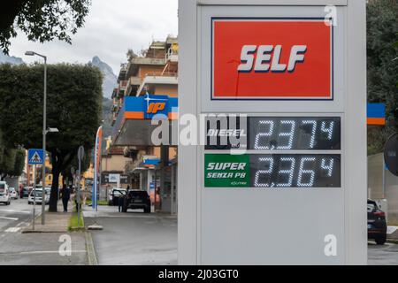 Carrara, Italia - 14 marzo 2022 - distributore di benzina IP con prezzi di gasolio e benzina superiori a 2 euro Foto Stock