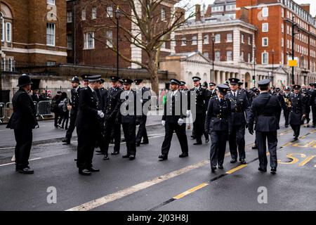 Poliziotti alla St Patrick's Parade, Whitehall, Londra, 13 marzo 2022 Foto Stock