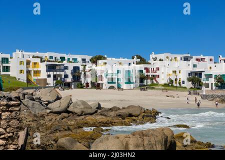 Appartamenti di vacanza con balconi colorati presso il resort Club Mykonos a Langebaan Sud Africa Foto Stock