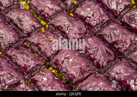 Baklava viola (baklava viola). Si produce con una miscela detta miscela viola ottenuta dagli estratti di verdure e frutta viola. Tradizione Foto Stock