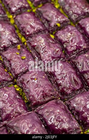 Baklava viola (baklava viola). Si produce con una miscela detta miscela viola ottenuta dagli estratti di verdure e frutta viola. Tradizione Foto Stock