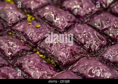 Baklava viola (baklava viola). Si produce con una miscela detta miscela viola ottenuta dagli estratti di verdure e frutta viola. Tradizione Foto Stock