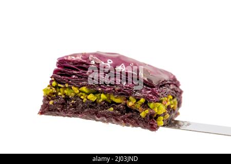 Pistacchio baklava viola (baklava viola). Sapori tradizionali del Medio Oriente. Nome locale Mor Baklava. Primo piano. Foto Stock