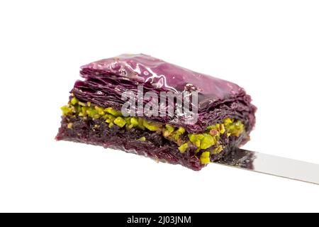 Pistacchio baklava viola (baklava viola). Sapori tradizionali del Medio Oriente. Nome locale Mor Baklava. Primo piano. Foto Stock