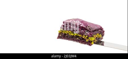 Pistacchio baklava viola (baklava viola). Sapori tradizionali del Medio Oriente. Nome locale Mor Baklava. Spazio di copia. Spazio vuoto per il testo. Foto Stock