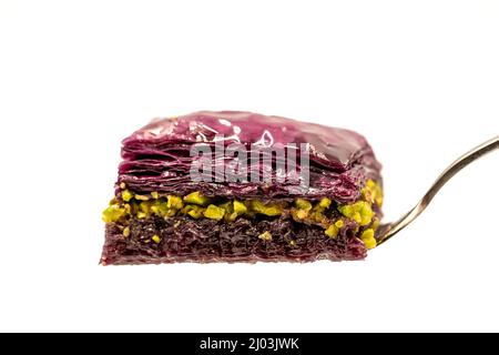 Pistacchio baklava viola (baklava viola). Sapori tradizionali del Medio Oriente. Nome locale Mor Baklava. Primo piano. Foto Stock