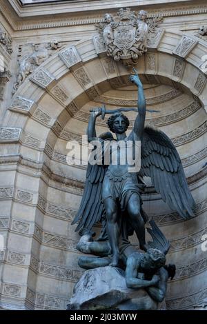 A Fontaine Saint-Michel situato in Place Saint-Michel a Parigi, Francia Foto Stock