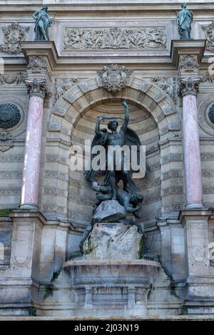 Fontaine Saint-Michel situato in Place Saint-Michel a Parigi, Francia Foto Stock