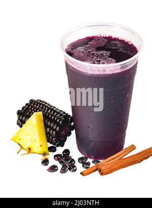 Rinfrescante Chicha Morada peruviana in vetro di plastica con ingredienti su sfondo bianco; spazio copia Foto Stock