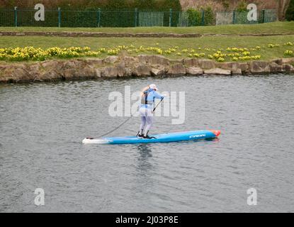 Una vista di una pagaia sul lago marino a Southport, Merseyside, Gran Bretagna, Europa Foto Stock