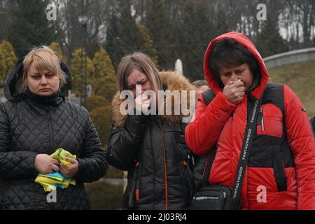 16 marzo 2022, Lviv, Ucraina: I membri della famiglia pianggono al funerale del tenente militare ucraino Eduard Pertovich Nezehlec, ucciso durante l'invasione russa dell'Ucraina, al cimitero di Lychakiv nella città Ucraina occidentale di Lviv il 16 marzo 2022. Circa 30 missili sono stati parzialmente intercettati dalla difesa Ucraina, ma 9 di essi hanno colpito la base di Yavoriv, a circa 20 km dal confine polacco e che in febbraio ha ricevuto truppe NATO. 35 soldati sono morti nell'attacco e 135 sono stati feriti. (Credit Image: © Bryan Smith/ZUMA Press Wire) Foto Stock