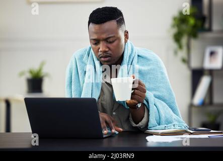 Rendi la tua salute la tua priorità numero uno. Shot di un giovane uomo d'affari che soffre di un freddo mentre lavora da casa. Foto Stock