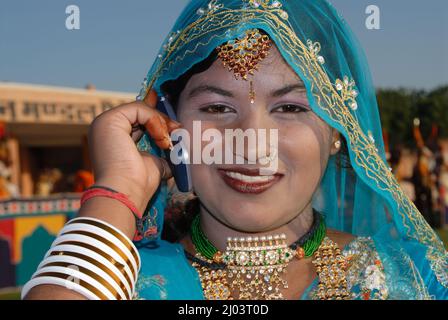 Jodhpur; Rajasthan; India; Asia; Oct, 07, 2006 - Unidentified Rajasthani ragazza rurale / donna in abiti tradizionali e gioielli parlare sul telefono cellulare Foto Stock