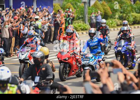 Indonesia. 16th Mar 2022. Un certo numero di piloti MotoGP partecipano a una sfilata motociclistica nel centro di Jakarta, Indonesia, il 16 marzo 2022. La sfilata rilasciata dal presidente Jokowi è una cerimonia in vista del Gran Premio della MotoGP indonesiano questo fine settimana. (Foto di Ahmad Soleh/Sipa USA) Credit: Sipa USA/Alamy Live News Foto Stock