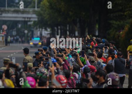 Indonesia. 16th Mar 2022. Un certo numero di residenti ha assistito alla sfilata MotoGP nel centro di Jakarta, Indonesia, il 16 marzo 2022. La sfilata rilasciata dal presidente Jokowi è stata una cerimonia in vista del Gran Premio della MotoGP indonesiano questo fine settimana. (Foto di Ahmad Soleh/Sipa USA) Credit: Sipa USA/Alamy Live News Foto Stock