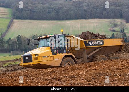 Wendover, Aylesbury, Regno Unito. 15th marzo 2022. HS2 stanno costruendo un'altra strada di trasporto per i loro autocarri attraverso l'ex terreno agricolo a Little Hunts Green Farm e Grim's Ditch un antico monumento programmato, parte del quale è stato distrutto entro il HS2. Un enorme viadotto sarà costruito entro il HS2 da dove il treno uscirà dal tunnel al Portale Nord a South Heath, Great Missenden attraverso la valle attraverso Wendover. La controversa costruzione della ferrovia ad alta velocità del HS2 da Londra a Birmingham è già ampiamente in eccesso di budget. Credit: Maureen McLean/Alamy Foto Stock