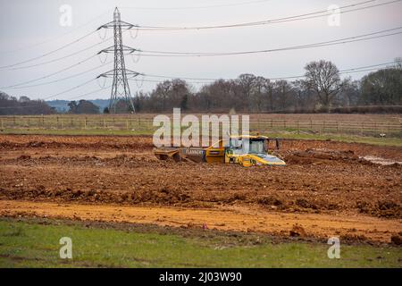 Wendover, Aylesbury, Regno Unito. 15th marzo 2022. HS2 stanno costruendo un'altra strada di trasporto per i loro autocarri attraverso l'ex terreno agricolo a Little Hunts Green Farm e Grim's Ditch un antico monumento programmato, parte del quale è stato distrutto entro il HS2. Un enorme viadotto sarà costruito entro il HS2 da dove il treno uscirà dal tunnel al Portale Nord a South Heath, Great Missenden attraverso la valle attraverso Wendover. La controversa costruzione della ferrovia ad alta velocità del HS2 da Londra a Birmingham è già ampiamente in eccesso di budget. Credit: Maureen McLean/Alamy Foto Stock