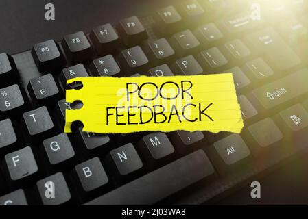 Testo che mostra feedback di scarsa ispirazione. Concetto che significa una risposta o una reazione che causa una diminuzione nella digitazione delle funzioni Online Class Review Notes Foto Stock
