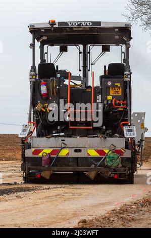 Wendover, Aylesbury, Regno Unito. 15th marzo 2022. HS2 stanno costruendo un'altra strada di trasporto per i loro autocarri attraverso l'ex terreno agricolo a Little Hunts Green Farm e Grim's Ditch un antico monumento programmato, parte del quale è stato distrutto entro il HS2. Un enorme viadotto sarà costruito entro il HS2 da dove il treno uscirà dal tunnel al Portale Nord a South Heath, Great Missenden attraverso la valle attraverso Wendover. La controversa costruzione della ferrovia ad alta velocità del HS2 da Londra a Birmingham è già ampiamente in eccesso di budget. Credit: Maureen McLean/Alamy Foto Stock