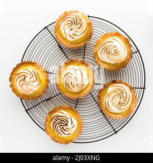 Sopra la vista delle tartine di meringa al limone su una griglia di raffreddamento. Ritaglio quadrato. Foto Stock