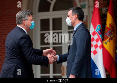 Madrid, spagnolo. 16th Mar 2022. Madrid, España; 16.03.2022. Presidente del governo spagnolo Pedro Sánchez, riceve il primo Ministro della Repubblica di Croazia, Andrej Plenkovic, presso il complesso la Moncloa, sede del governo del Regno di Spagna credito: Juan Carlos Rojas/dpa/Alamy Live News Foto Stock