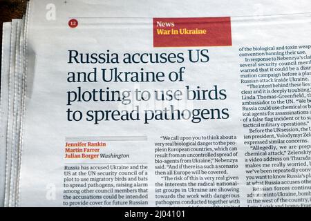 "La Russia accusa Stati Uniti e Ucraina di aver tramato l'uso di uccelli per diffondere agenti patogeni" giornale Guardian titolo Ucraina guerra clipping 11 marzo 2022 Londra UK Foto Stock