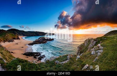 Tramonto sulla spiaggia di Murder Hole a Boyeeghter Bay, Melmore, Rosguill, County Donegal, Irlanda Foto Stock