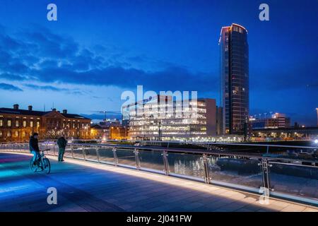 Al tramonto a Laganside a Belfast, Irlanda del Nord Foto Stock