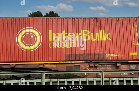 Viersen, Germania - Marzo 9. 2022: Vista sul treno merci con container merci della società logistica del gruppo interbulk Foto Stock