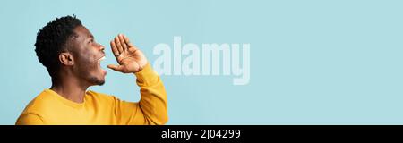 Felice ragazzo nero che dice qualcosa fuori forte, spazio di copia, banner Foto Stock