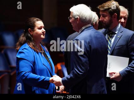L'ambasciatore ucraino negli Stati Uniti Oksana Markarova parla con il senatore statunitense Rob Portman (R-OH) e trasuda prima che il presidente ucraino Volodymyr Zelenskiy consegni un video discorso ai senatori e ai membri della Camera dei rappresentanti riuniti nell'Auditorium del Congresso del Capitol Visitor Center presso il Campidoglio degli Stati Uniti a Washington, Stati Uniti, Marzo 16, 2022. Credit: Sarah Silbiger/Pool via CNP /MediaPunch Foto Stock