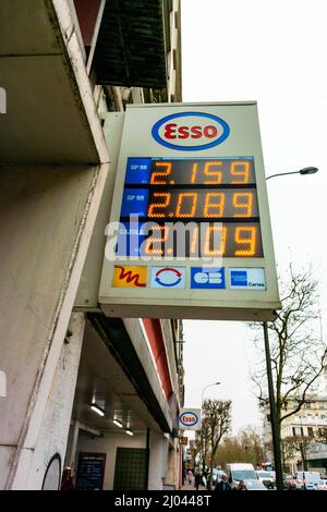 Vincennes, Francia, dettaglio, cartello prezzi benzina presso esso Company, stazione di servizio Foto Stock