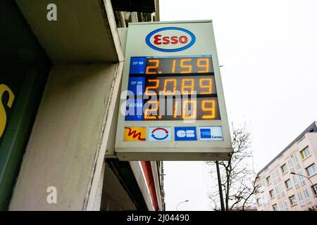 Vincennes, Francia, dettaglio, cartello prezzi benzina presso esso Company, stazione di servizio Foto Stock