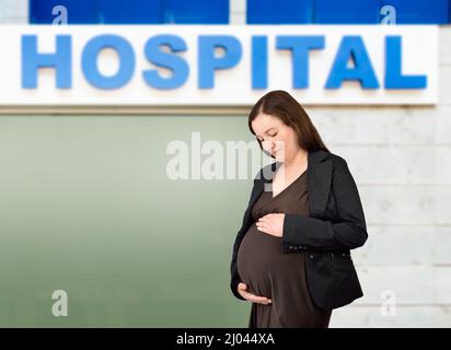 Ritratto di una donna incinta felice che va in ospedale Foto Stock