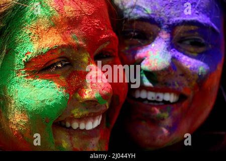 Bhopal, stato indiano di Madhya Pradesh. 16th Mar 2022. Gli studenti universitari celebrano il festival Holi, il festival dei colori, a Bhopal, capitale dello stato indiano di Madhya Pradesh, 16 marzo 2022. Credit: Str/Xinhua/Alamy Live News Foto Stock