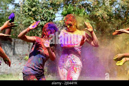 Bhopal, stato indiano di Madhya Pradesh. 16th Mar 2022. Gli studenti universitari celebrano il festival Holi, il festival dei colori, a Bhopal, capitale dello stato indiano di Madhya Pradesh, 16 marzo 2022. Credit: Str/Xinhua/Alamy Live News Foto Stock