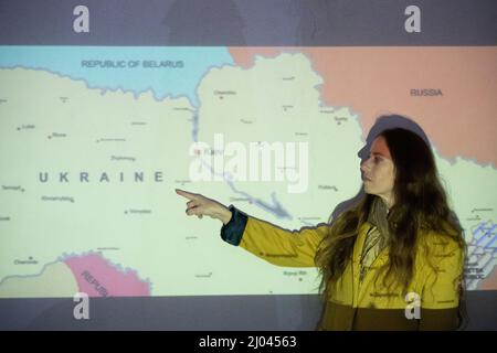 Donna docente indica in Ucraina una mappa dell'Europa orientale Foto Stock