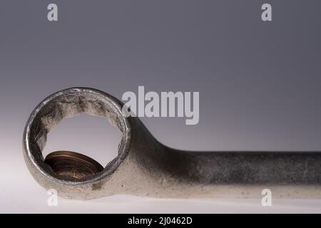 Chiave a tubo con una moneta di cent. Euro Foto Stock
