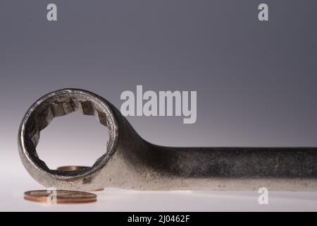 Chiave a tubo con una moneta di cent. Euro Foto Stock